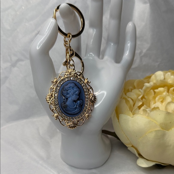 no brand Accessories - Gold-Plated Blue Cameo Keychain - Elegant Women's Key & Card Holder